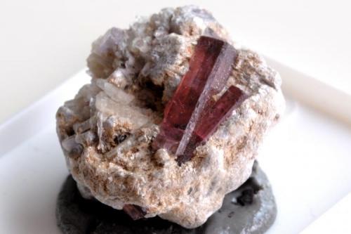 Elbaita variedad Rubelita.
Morro Redondo mine, Coronel Murta, Jequitinhonha valley, Minas Gerais, Brasil.
Medidas pieza: 3x2,6x1,7 cm (Autor: Sergio Pequeño)