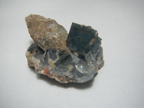 Fluorita y calcita.<br />Mina Matagalls (Minas de Sant Marçal), Sant Marçal, Viladrau, Comarca Osona, Gerona / Girona, Cataluña / Catalunya, España<br />4,5 x 3 x 3 cm. Arista 1 cm.<br /> (Autor: Carles Rubio)