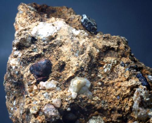 Granate
Mines de Can Viader - Gualba de Dalt - Montseny - Vallès Oriental - Barcelona - Catalunya - España
90 x 50 x 30 mm
Detalle (Autor: Joan Martinez Bruguera)