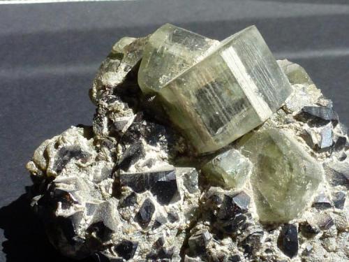 Fluorapatito y Casiterita<br />Minas da Panasqueira, Aldeia de São Francisco de Assis, Covilhã, Castelo Branco, Cova da Beira, Centro, Portugal<br />6 x 6 x 5 cm.<br /> (Autor: javier ruiz martin)