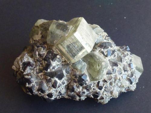 Fluorapatito y Casiterita<br />Minas da Panasqueira, Aldeia de São Francisco de Assis, Covilhã, Castelo Branco, Cova da Beira, Centro, Portugal<br />6 x 6 x 5 cm.<br /> (Autor: javier ruiz martin)