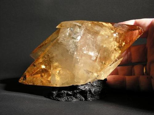 Calcite
Elmwood, Tennessee, USA
16.5 cm
A great, gemmy calcite, perfect color. (Author: John Nash)