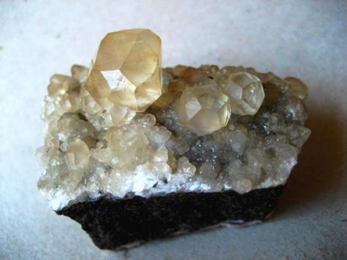 Calcite
La Cuerre Mine, La Florida mining area, Cantabria, Spain
Specimen width 50 mm, large crystals 15, 9 and 7 mm (Author: Tobi)