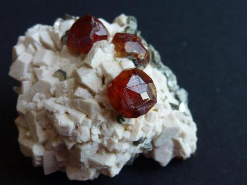 Spessartina (Espesartina) (Granate), Feldespato y Mica
Tongbei, Junxiao, Fujian, China
3 x 3 cm. (Autor: javier ruiz martin)