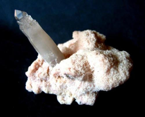 Quartz on rhodochrosite
Cavnic (Kapnic; Kapnik), Maramureș Co., Romania
Lenght of the quartz crystal 35 mm (Author: Tobi)