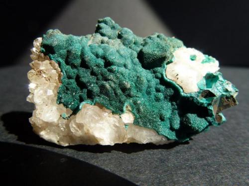 Pseudomalaquita, Cuarzo<br />Mina Miguel Vacas, Freguesías Pardais y Conceição, Vila Viçosa, Distrito Évora, Província Alentejo Central, Región Alentejo, Portugal<br />4,5 x 3,5 cm.<br /> (Autor: javier ruiz martin)