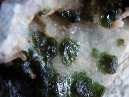Libethenita en Cuarzo<br />Miguel Vacas Mine, Pardais and Conceição Parish, Vila Viçosa, Évora District, Alentejo Central Province, Alentejo Region, Portugal<br />4 x 4,5 cm.<br /> (Autor: javier ruiz martin)