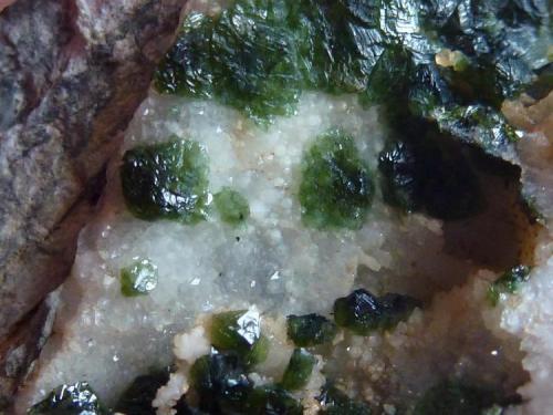Libethenita en Cuarzo<br />Miguel Vacas Mine, Pardais and Conceição Parish, Vila Viçosa, Évora District, Alentejo Central Province, Alentejo Region, Portugal<br />4 x 4,5 cm.<br /> (Autor: javier ruiz martin)
