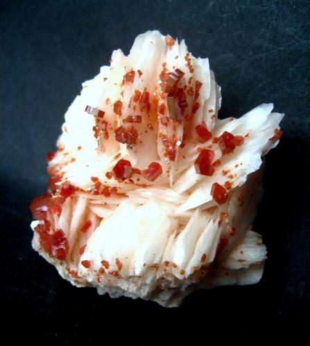 Vanadinite on baryte
Mibladen, Midelt, Khénifra Province, Meknès-Tafilalet Region, Morocco
Specimen height 55 mm (Author: Tobi)