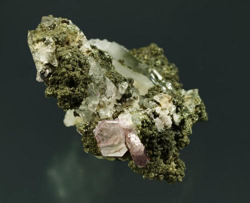 Fluorapatito con clorita y cuarzo
Arestui, Llavorsí, Pallars Sobirà, Lleida
6x5x4 cm. cristal 10mm. (Autor: Joan Rosell)