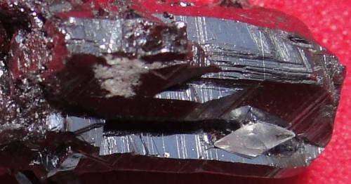 Pirargirita
Distrito minero de Fresnillo, Zacatecas, México
2 X 8 X 1.3 cm
Detalle del cristal de calcita biterminado, sobre el de Pirargiríta. (Autor: Luis Edmundo Sánchez Roja)