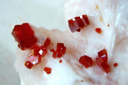 Vanadinite on baryte
Mibladen, Morocco
Field of view 20 mm (Author: Tobi)