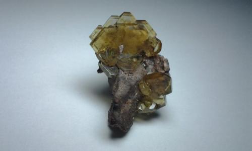 Barite
Cerro Huarihuyn, Miraflores District, Huamalíes Province, Huánuco Department, Perú
61 mm x 44 mm x 29 mm.
Barite crystals with Manganoan Dolomite in the Matrix. Specimen with good transparency. (Author: Gianfranco Rodríguez T.)