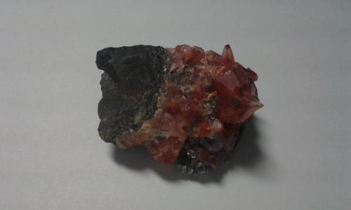 Rhodochrosite with Quartz
Uchucchacua Mine, Oyón Province, Department of Lima, Perú.
33 mm x 23 mm x 29 mm. (Author: Gianfranco Rodríguez T.)