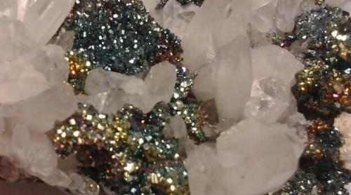 Pyrite (iridescent) with Quartz
Huanzala Mine, Huallanca District, Dos de Mayo Province, Huánuco Department, Perú.
68 mm x 52 mm x 33 mm
Detail of the Crystals. (Author: Gianfranco Rodríguez T.)