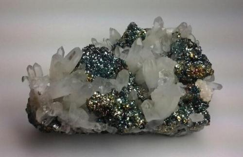 Pyrite (iridescent) with Quartz
Huanzala Mine, Huallanca District, Dos de Mayo Province, Huánuco Department, Perú.
68 mm x 52 mm x 33 mm
Another view of the Pyrite. (Author: Gianfranco Rodríguez T.)