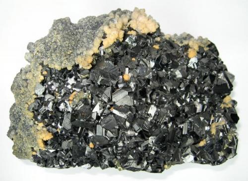 Esfalerita, calcopirita, pirita, calcita y plumosita
Trepča Valley, Kosovska Mitrovica, Kosovo
135 mm x 85 mm (Autor: Carles Millan)