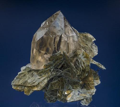 Quartz (var smoky) with Muscovite and Rutile
Rist Mine, Hiddenite, Alexander Co., North Carolina, USA
10 x 9.7 cm. (Author: am mizunaka)