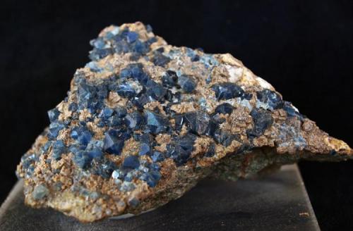 Cuarzo (variedad azul)<br />Blue Quartz outcrop, Cabezo Agudo, Los Vives, Orihuela, Comarca Vega Baja del Segura, Alicante / Alacant, Valencian Community / Comunitat Valenciana, Spain<br />8,5 x 6 cm.<br /> (Autor: Pedro Antonio)