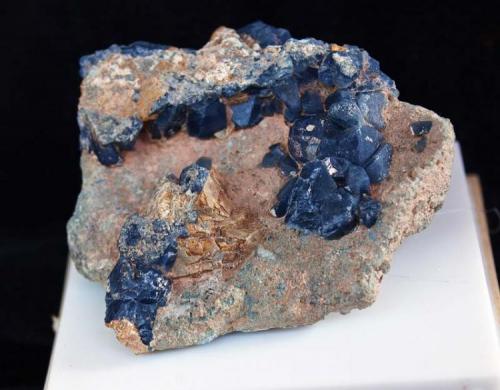 Cuarzo (variedad azul)<br />Blue Quartz outcrop, Hondón de los Frailes, Albatera, Comarca Vega Baja del Segura, Alicante / Alacant, Valencian Community / Comunitat Valenciana, Spain<br />5 x 5 cm.<br /> (Autor: Pedro Antonio)