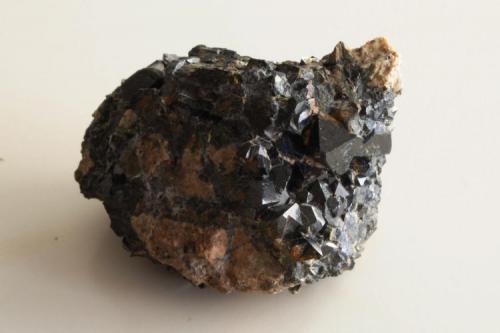 Magnetita.
Imilchil, High Atlas Mts., Er Rachidia Province, Meknès-Tafilalet Region, Marruecos.
Medidas pieza: 5,8x3,2x3 cm (Autor: Sergio Pequeño)