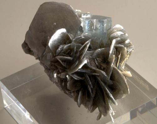 Berilo (Var. Aguamarina).
Chumar Bakhoor, Hunza valley, Gilgit District, Gilgit-Baltistan (Northern Areas), Pakistan.
Medidas pieza: 7x5x4,3 cm, Medidas cristal: 1,8x1,6x1,6 cm (Autor: Sergio Pequeño)