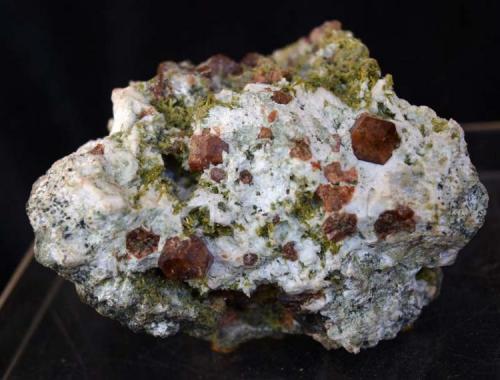 Granate<br />Sierra y Lomas Quarry (Los Serranos Quarry), Cabezo Negro, Albatera, Comarca Vega Baja del Segura, Alicante / Alacant, Valencian Community / Comunitat Valenciana, Spain<br />7 x 4 cm.<br /> (Autor: Pedro Antonio)