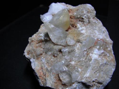 Calcita.<br />Pedrera Cal Ros (Pedrera Ballús), Cercs, Comarca Berguedà, Barcelona, Catalonia / Catalunya, Spain<br />10 x 8 x 5 cm. Cristal principal 2,5 x 1,5 cm.<br /> (Autor: Carles Rubio)