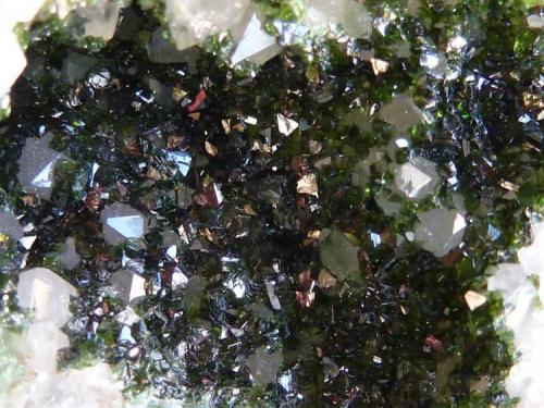 Libethenita en Cuarzo<br />Miguel Vacas Mine, Pardais and Conceição Parish, Vila Viçosa, Évora District, Alentejo Central Province, Alentejo Region, Portugal<br />4 x 4 cm.<br /> (Autor: javier ruiz martin)