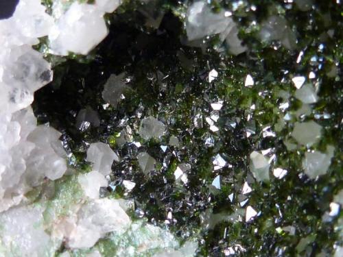 Libethenita en Cuarzo<br />Miguel Vacas Mine, Pardais and Conceição Parish, Vila Viçosa, Évora District, Alentejo Central Province, Alentejo Region, Portugal<br />4 x 4 cm.<br /> (Autor: javier ruiz martin)