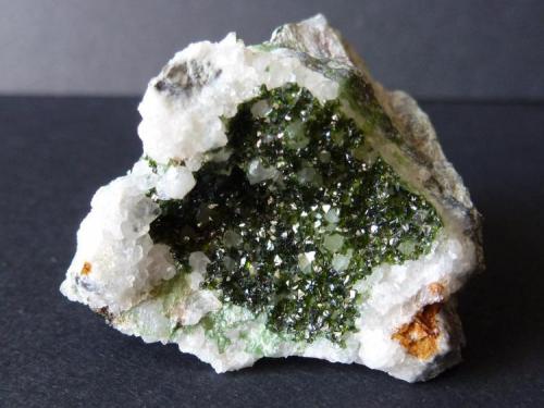 Libethenita en Cuarzo<br />Miguel Vacas Mine, Pardais and Conceição Parish, Vila Viçosa, Évora District, Alentejo Central Province, Alentejo Region, Portugal<br />4 x 4 cm.<br /> (Autor: javier ruiz martin)