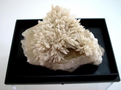 Strontianite, calcite
Mathilde mine, Ascheberg, Münsterland, Northrhine-Westphalia, Germany.
4,5 x 3 cm. (Author: Andreas Gerstenberg)