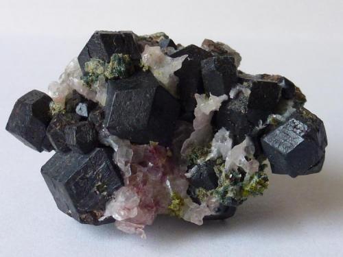 Andradita (variedad melanito)<br />Sierra y Lomas Quarry (Los Serranos Quarry), Cabezo Negro, Albatera, Comarca Vega Baja del Segura, Alicante / Alacant, Valencian Community / Comunitat Valenciana, Spain<br />4 x 4 cm.<br /> (Autor: javier ruiz martin)