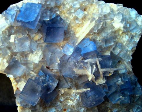 Fluorite
Blanchard Mine, Bingham, Hansonburg District, Socorro Co., New Mexico, USA
FOV 50 mm (Author: Tobi)