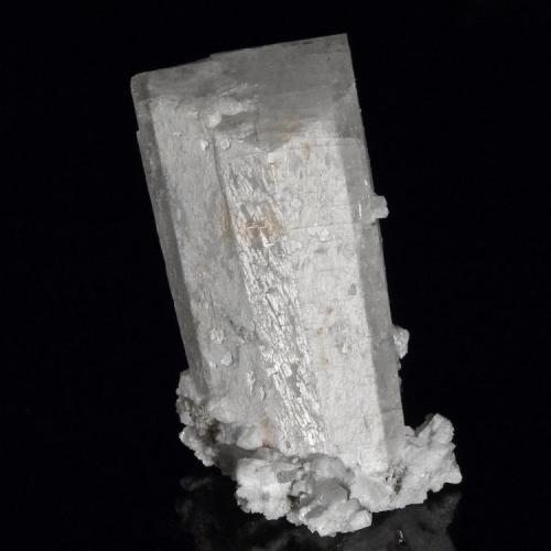 Microclina
Hachupa, Valle del Shigar, Zona de Skardu, Baltistán, Pakistán.
9 x 5 x 4 cm
Este cristal tiene un núcleo blanco translúcido y cierto espesor transparente en las caras (010) y (0-10), aquí a derecha e izquierda. (Autor: Josele)