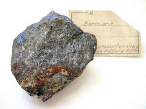 Berthierite, antimonite
Neue Hoffnung Gottes mine, Bräunsdorf, Freiberg, Erzgebirge, Saxony, Germany.
6 x 5 cm
Bluish berthierite in massive antimonite ore. With late 1920s label. (Author: Andreas Gerstenberg)