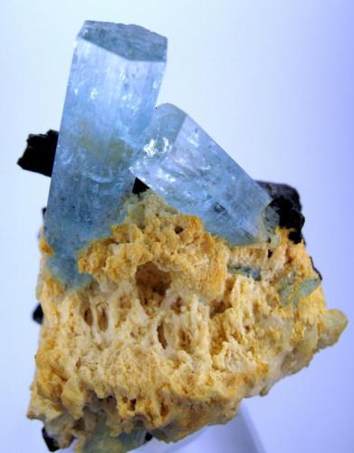 Beryl, schorl, microcline
Erongo Mountain, Usakos and Omaruru Districts, Erongo Region, Namibia
80 mm x 42 mm

From the back (Author: Carles Millan)