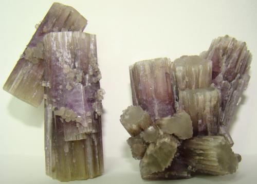 Aragonito
Rambla de la Tenazga, Camporrobles, Valencia, España
Izquierdo:8x4,5x2 cm  Derecho:6,5x5x5 cm
Cristales violetas.
Recogido en Julio del 2011 (Autor: D.N.S.Borràs)