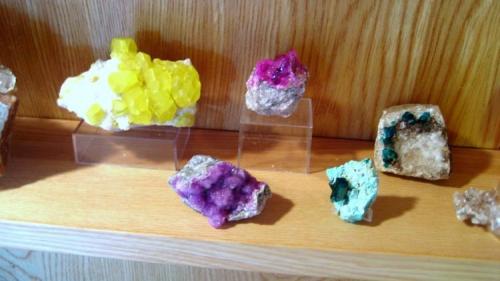 Many colours: sulphur from Sicily, cobalt-coloured calcite from Bou Azzer and dolomite from Congo, dioptases from Namibia and Kazakhstan (Author: Tobi)
