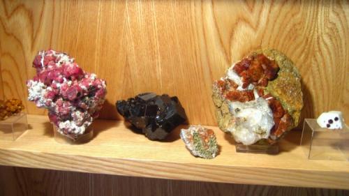 Garnet: grossular from Mexico, melanite from Mali, grossular from Canada, hessonite from Czech Repuclic, spessartine from Pakistan (Author: Tobi)