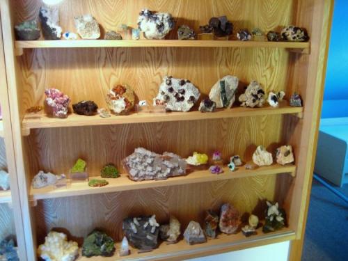 Right display:
Shelf 1: Indian minerals, various beryls, galenas and other sulfides
Shelf 2: various garnets and tourmalines and some other minerals
Shelf 3: topazes, pyromorphites, large halite from Hesse, sulphur, cobaltoan minerals, dioptases, apatites
Shelf 4: calcites from all over the world (Author: Tobi)