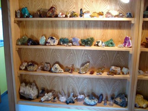 Left display:
Shelf 1: various emimorphites, vanadinites, wulfenites, barytes and some others
Shelf 2: international fluorite classics
Shelf 3: various amethysts and other quartzes, German fluorites
Shelf 4: quartzes from all over the world (Author: Tobi)