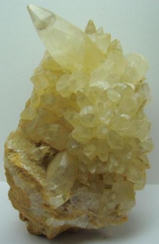 Calcita
Cantera Suñer, La Cañada de Verich, Teruel, Aragón, España 
10x6x5 cm
Cristal principal 4x1,7 cm.
Recogida en Julio del 2008 (Autor: D.N.S.Borràs)
