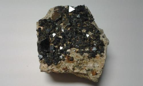 Magnetite (octahedral)
Cerro Huañaquino, Potosí Department, Bolivia.
70 mm x 39 mm x 70 mm (Author: Gianfranco Rodríguez T.)