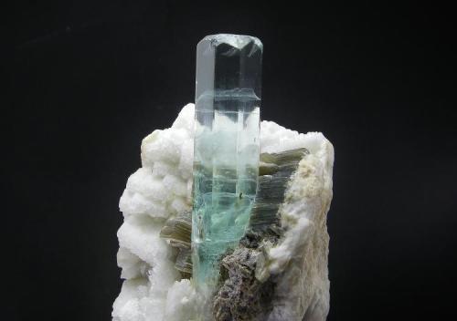 Berilo ( Aguamarina )
Shigar Valley - Skardu - Baltistan - Pakistán
7.5 X 5.5 cm - Cristal de 6.3 cm (Autor: Diego Navarro)