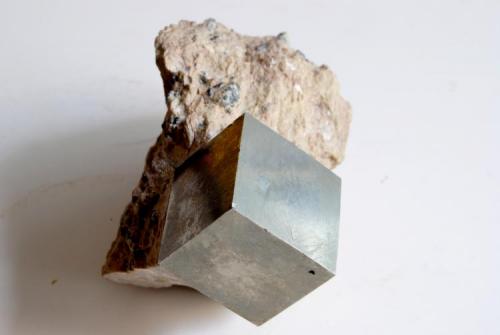 Pirita.
Victoria Mine, Navajún, La Rioja, España.
Medidas pieza: 8,5x6,5x6,1 cm, Medidas cristal: 2,7x2,7x2,4 cm. (Autor: Sergio Pequeño)