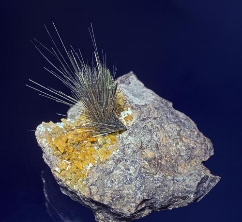 Millerite with Calcite
Keokuk Co., Iowa, USA
5 x 4 x 3.8 cm (Author: am mizunaka)