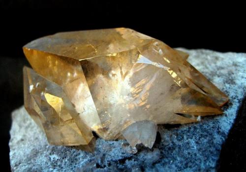 Calcite
Elmwood mine, Carthage, Tennessee, USA
Main crystal measures 5 cm (Author: Tobi)