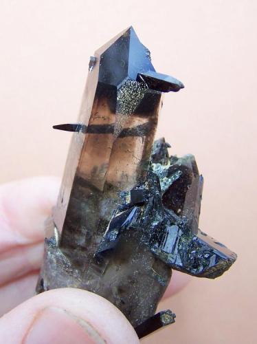 Aegirine and smoky quartz
Zomba mountains, Malawi
86 x 42 x 33 mm
The same specimen from another angle. (Author: Pierre Joubert)