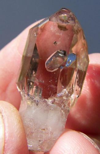 quartz, sceptre
Brandberg, Namibia
32 x 12 x12 mm
The best example of a negative crystal inclusion I have ever seen. (Author: Pierre Joubert)